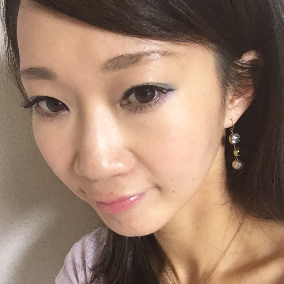 上下春色アイシャドウで簡単デカ目メイク！