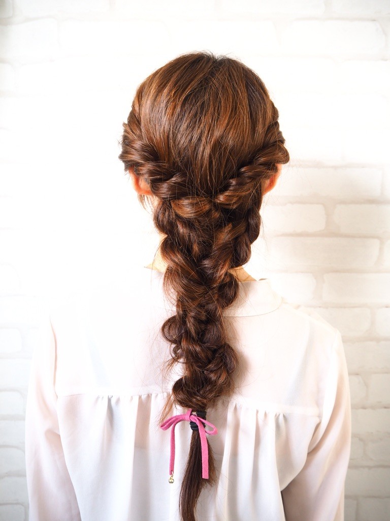 動画あり やってみると簡単です ねじり くるりんぱ 三つ編みのアレンジ マキアオンライン Maquia Online