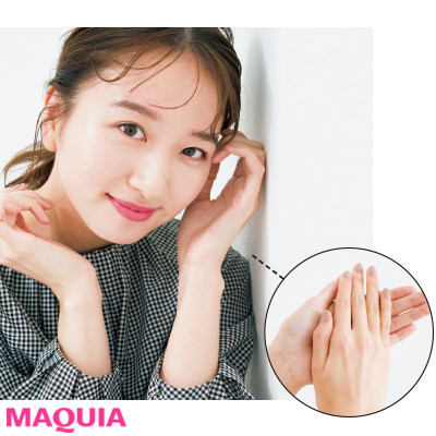 手のひらにのばしたクリームをプレスづけ