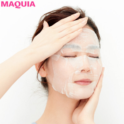 化粧水パックで顔全体を潤す