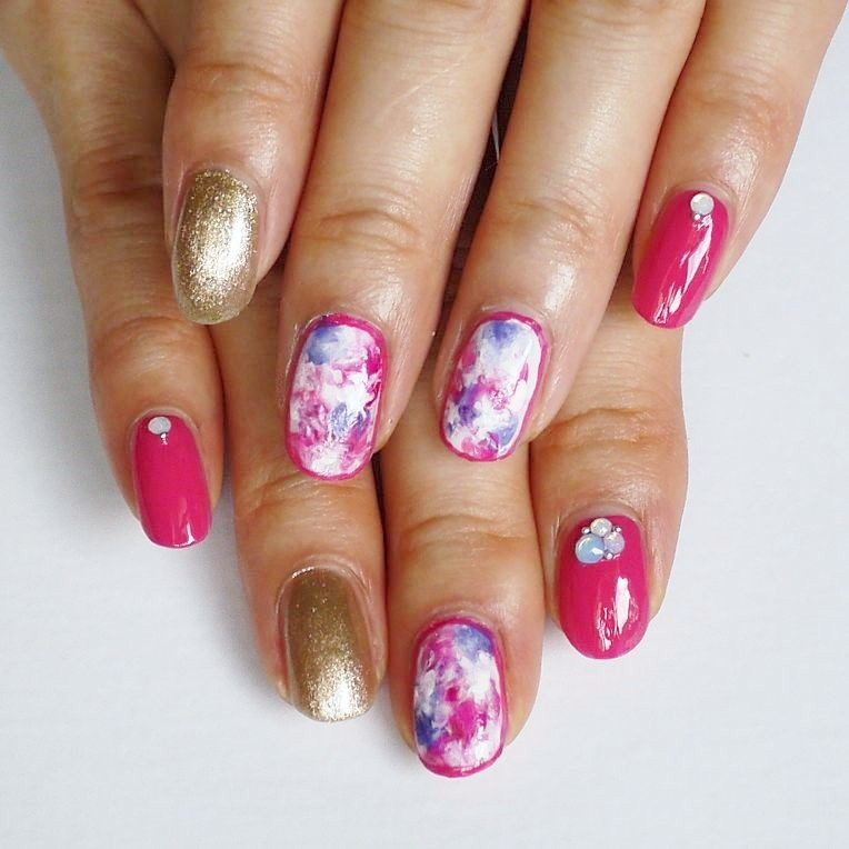 コツさえつかめば意外と簡単 鮮やか華やか夏タイダイネイル Happy Plus ハピプラ