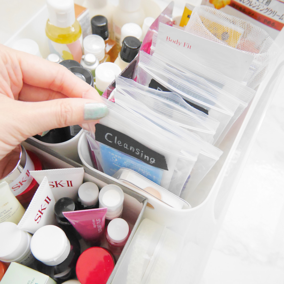 コスメ収納 いつの間にか溜まってしまうコスメサンプル この収納方法で旅行のパッキングも簡単に マキアオンライン Maquia Online